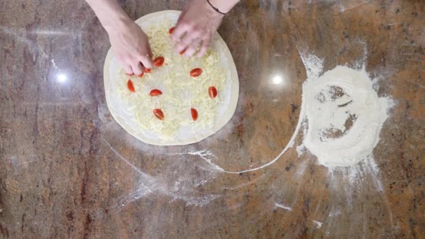 요리사는 피자 재료를 씌우고 부엌에 손. 피자 개념입니다. 생산 및 배달 음식입니다. 상위 뷰 — 비디오