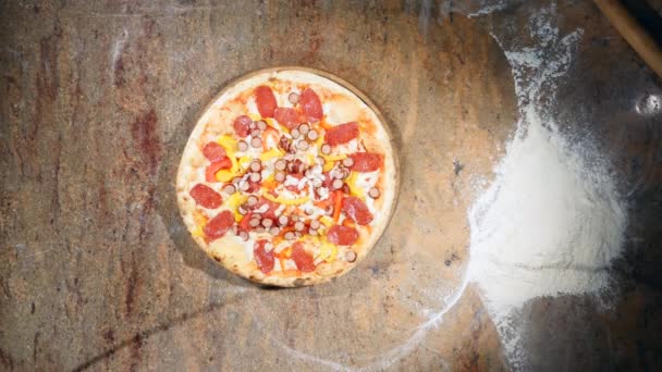 Pizza lista saliendo del horno y pone sobre la mesa — Vídeo de stock