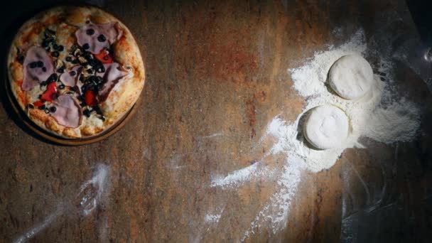 Готова піца отримує від духовки і кладе на стіл — стокове відео