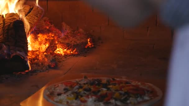Cuisson de pizza dans un four à bois — Video