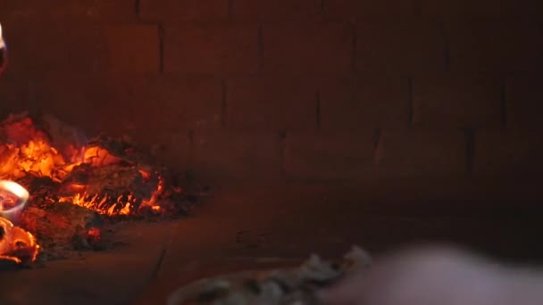 Pizza bakken in een hout gestookte oven — Stockvideo