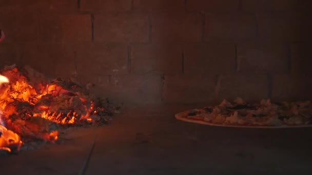 Pizza bakning i en trä eldas ugnen — Stockvideo