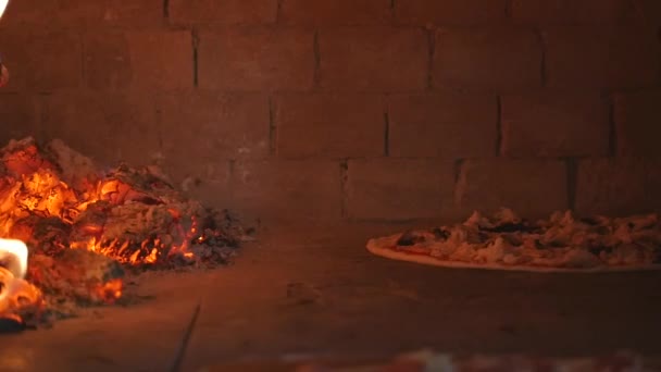 Pizza bakning i en trä eldas ugnen — Stockvideo