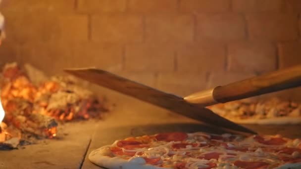 Pizza pieczenie w drewnie odpaliłem piekarnik — Wideo stockowe