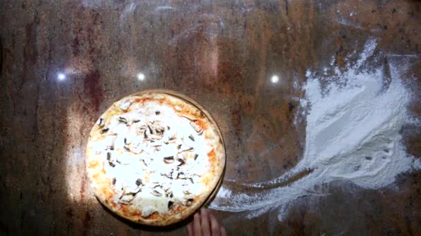 Pizza lista saliendo del horno y pone sobre la mesa — Vídeos de Stock