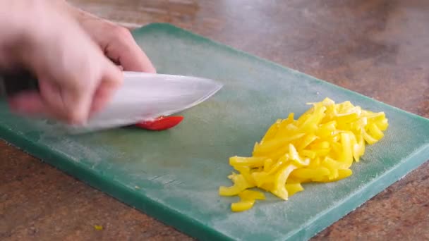 O cozinheiro fatias pimentas quentes na tábua de madeira, comida picante, refeições com legumes, comida vegetariana — Vídeo de Stock