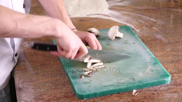 Bir kesme tahtası üzerinde mutfakta dilimlenmiş mantar — Stok video