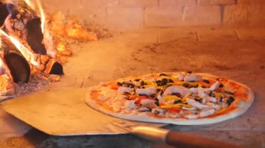 bir ormanda pişirme pizza fırın ateş etti.