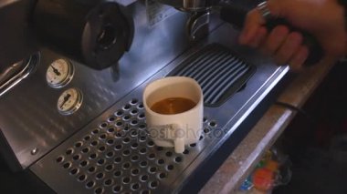 Beyaz kahve fincanı ile kahve makinesini kapat