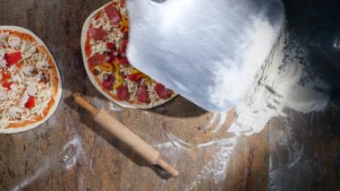 Bir şef pizza onun tuğla fırın içine koyar.