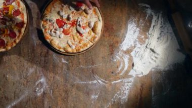 Pizza pizza kesici ile çanak ahşap tahta el kesme üzerinde. Üstten Görünüm
