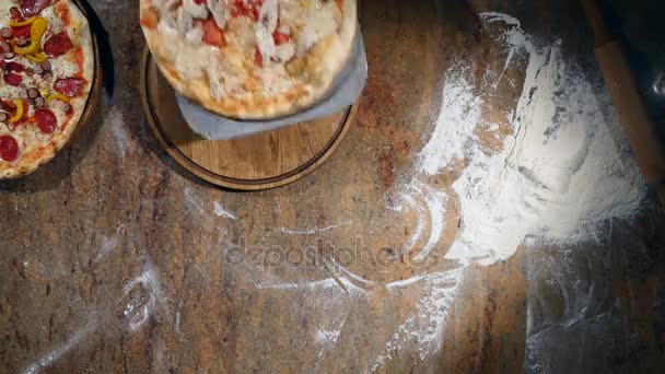 Pizza lista saliendo del horno y pone sobre la mesa — Vídeos de Stock