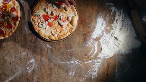 Πίτσα σε πιάτο χέρι ξύλινη σανίδα κοπής με κόφτη πίτσα. το Top view — Αρχείο Βίντεο