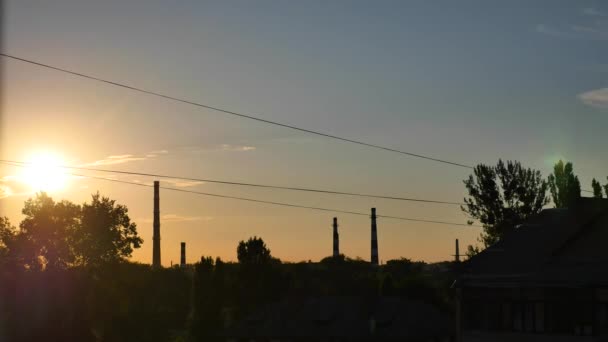 Molnen med solen strålar tidsinställd — Stockvideo