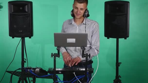 DJ spelar musik på mixer närbild — Stockvideo