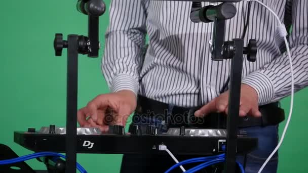 DJ παίζει μουσική στο μίξερ closeup — Αρχείο Βίντεο