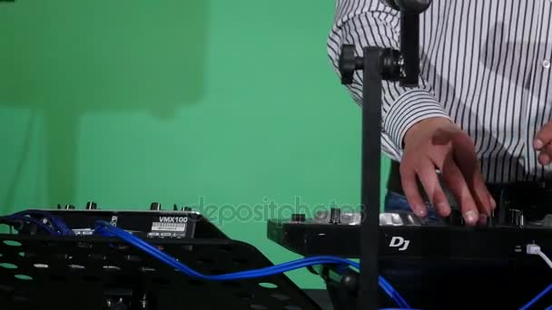 DJ παίζει μουσική στο μίξερ closeup, απλά τα χέρια — Αρχείο Βίντεο