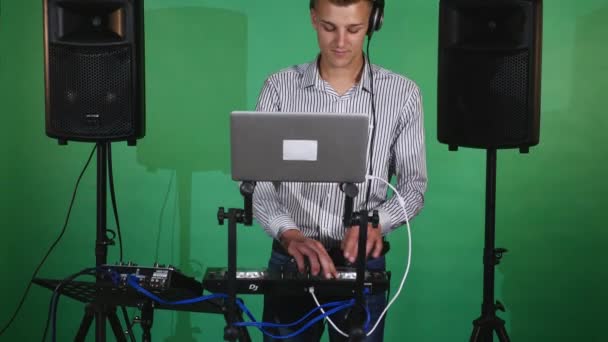 DJ tocando música en el primer plano del mezclador — Vídeo de stock