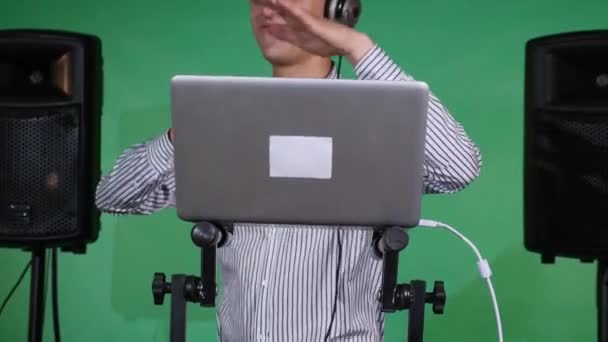 DJ играет музыку на миксере крупным планом — стоковое видео