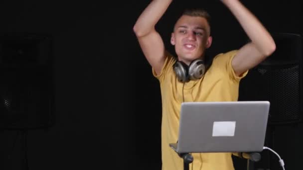 DJ играет музыку на миксере и танцах — стоковое видео