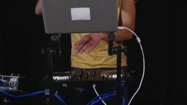 DJ tocando música en el mezclador y bailando, Efecto aproximado — Vídeo de stock