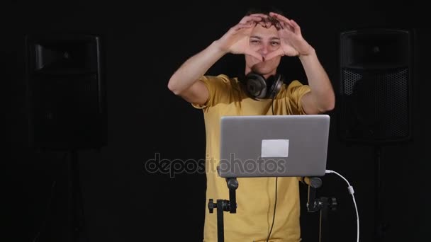 DJ muestra el corazón por sus manos y bailando — Vídeo de stock