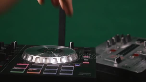 DJ mescola canzoni su attrezzature, mani primo piano — Video Stock