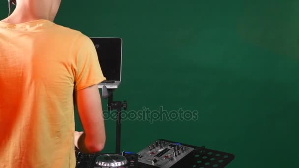 DJ πίσω από τον εξοπλισμό του, από πίσω — Αρχείο Βίντεο