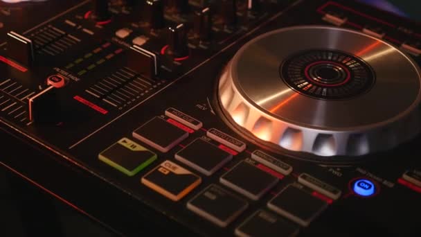 DJ mixy piosenek na sprzęt, ręce zbliżenie — Wideo stockowe