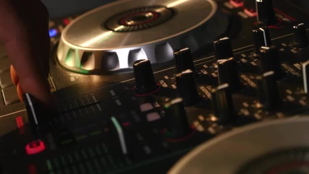 DJ mixen van nummers op apparatuur, handen closeup — Stockvideo