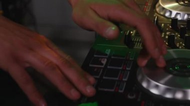 DJ ekipmanları diskte dönüyor