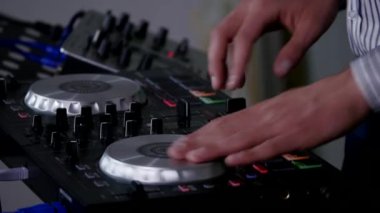 DJ şarkıları ekipman eller closeup karışımları