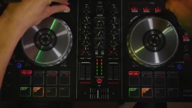 DJ ekipmanları en iyi görünümü üzerinde çalışır