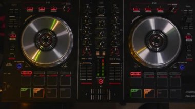 DJ ekipmanları en iyi görünümü üzerinde çalışır