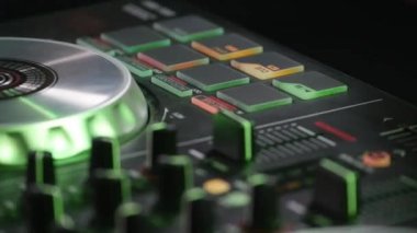 DJ ekipmanları diskte dönüyor