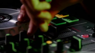 DJ ekipmanları diskte dönüyor
