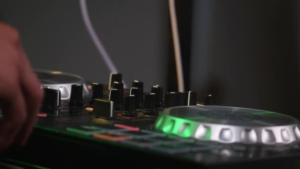 DJ je rotující disk na strojním zařízení — Stock video