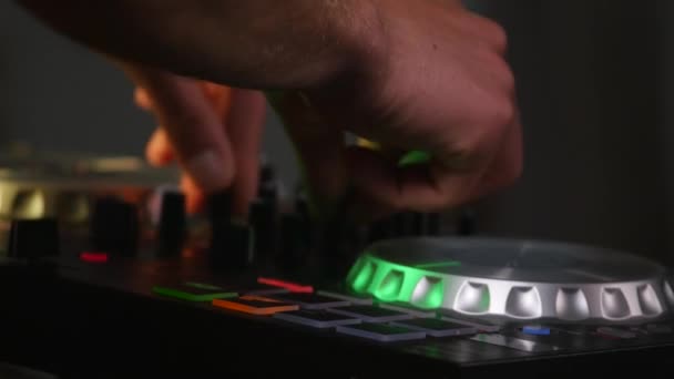 DJ schakelt de knoppen op het apparaat — Stockvideo