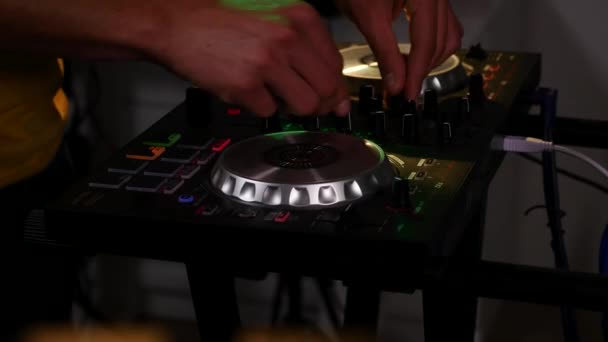 DJ enciende los botones del equipo — Vídeo de stock