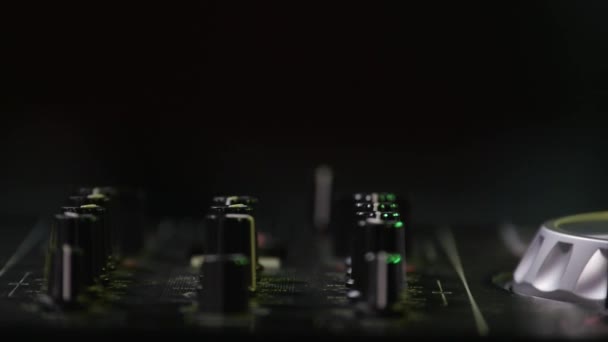 Los reguladores cambian la configuración de sonido del panel de control de mezcladores dj profesionales negros, vista ampliada — Vídeos de Stock