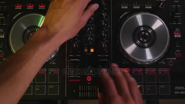 DJ λειτουργεί σε κάτοψη εξοπλισμός — Αρχείο Βίντεο
