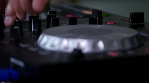 Los reguladores cambian la configuración de sonido del panel de control de mezcladores dj profesionales negros, vista ampliada — Vídeo de stock