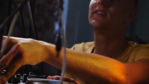 레 귤 레이 터 검은 전문 dj 믹서, 확대 된 보기의 제어판 소리 설정 변경 — 비디오