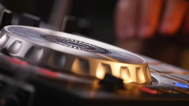 DJ je rotující disk na strojním zařízení — Stock video