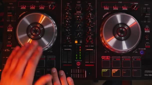 DJ trabalha na vista superior do equipamento — Vídeo de Stock