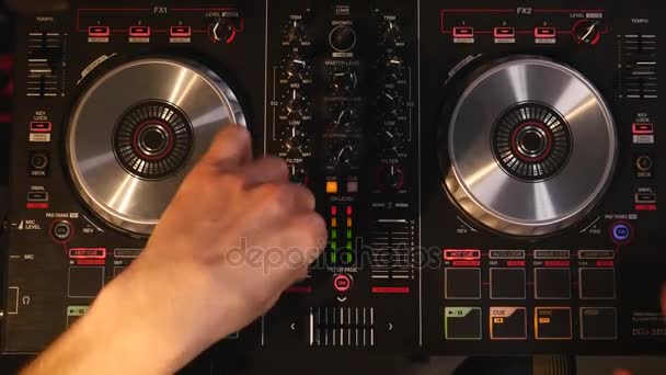 DJ trabaja en la vista superior del equipo — Vídeo de stock