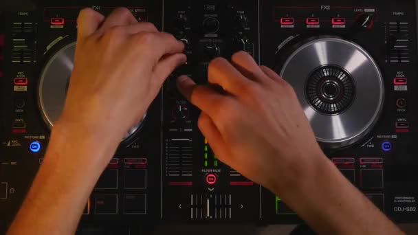 DJ fungerar på utrustning ovanifrån — Stockvideo