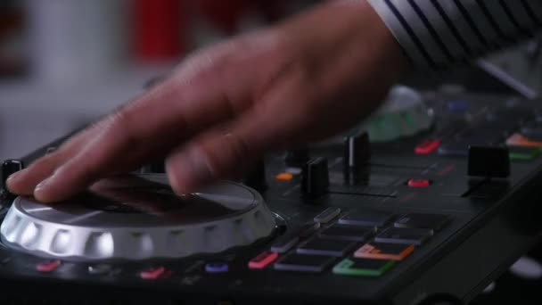 DJ mescola canzoni su attrezzature, mani primo piano — Video Stock