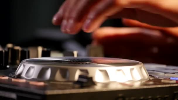 DJ draait de schijf op de apparatuur — Stockvideo