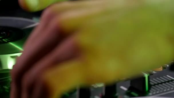 DJ mistura músicas em equipamentos, mãos fechadas — Vídeo de Stock